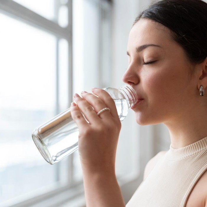 Kafein bisa memicu dehidrasi dan membuat tubuh terasa kurang nyaman. Biasakan minum air putih setelah minum kopi agar tubuh tetap segar.