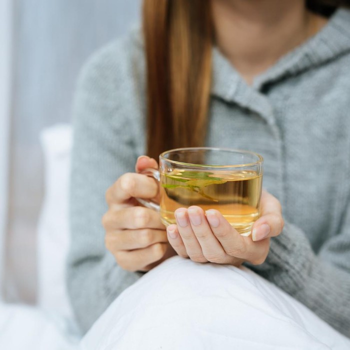 Perut begah setelah minum kopi bisa terasa mengganggu. Teh herbal atau air lemon hangat jadi alternatif untuk bantu menenangkan lambung dan tubuh.