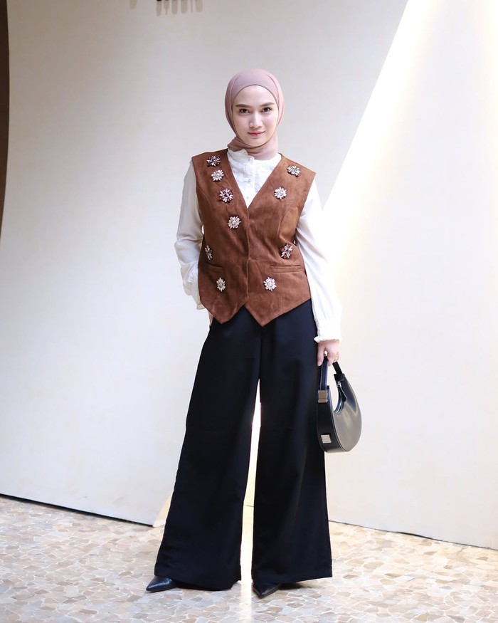Perpaduan fashion item kemeja, vest, dan wide leg pants ala Melody Laksani ini nggak hanya stylish buat kerja, tapi juga cocok buat outfit bukber./ Foto: Instagram.com/melodylaksani92