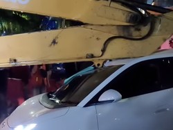 Bruk! Mobil Listrik Tertimpa Lengan Ekskavator di Bintaro Permai Jaksel