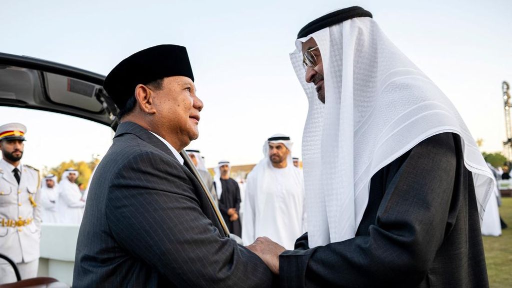 FOTO: Momen Hangat Pertemuan Prabowo dengan Pangeran MBZ