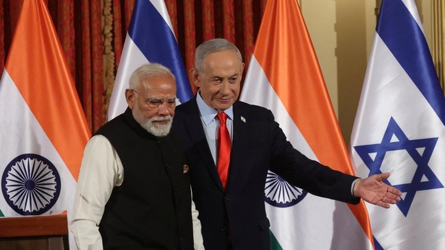 Pertemuan PM India Narendra Modi dan PM Benjamin Netanyahu di Israel pada Kamis (26/2) menjadi sorotan lantaran keduanya terlihat sangat mesra.