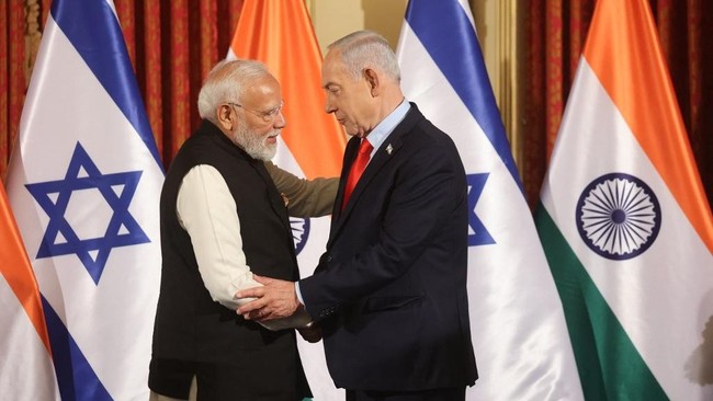 PM Israel Benjamin Netanyahu menyambut mesra kunjungan PM India Narendra Modi ke Tel Aviv pada Jumat (27/2) sampai keduanya terlihat berpelukan di bandara.