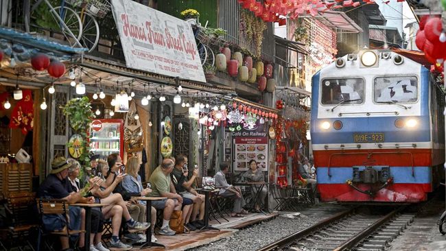 Jalur kereta di Hanoi, Vietnam, yang jadi daya tarik wisata setempat.