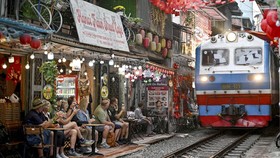 Jalur kereta di Hanoi, Vietnam, yang jadi daya tarik wisata setempat.