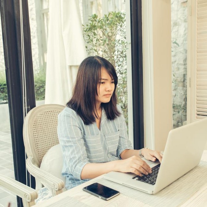 Orang dengan ciri kepribadian disiplin tidak hanya mengandalkan kemauan diri untuk tetap fokus, tetapi juga secara sadar mengatur lingkungannya agar tidak menimbulkan gangguan. Contohnya, dengan mengaktifkan mode senyap saat jam kerja, ia menghilangkan sumber distraksi seperti notifikasi pesan atau media sosial. Dengan begitu, ia tidak perlu terus-menerus menahan dorongan untuk mengecek ponsel.