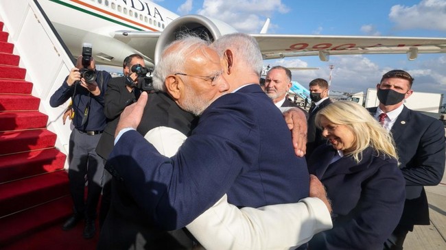Pertemuan PM India Narendra Modi dan PM Benjamin Netanyahu di Israel pada Kamis (26/2) menjadi sorotan lantaran keduanya terlihat sangat mesra.