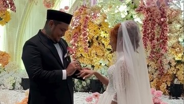 Berita Seputar Selebriti Insertlive Terkini : Uang Tunai-Perhiasan Emas, Kakak Bongkar Mahar Virgoun untuk Nikahi Lindi Fitriyana