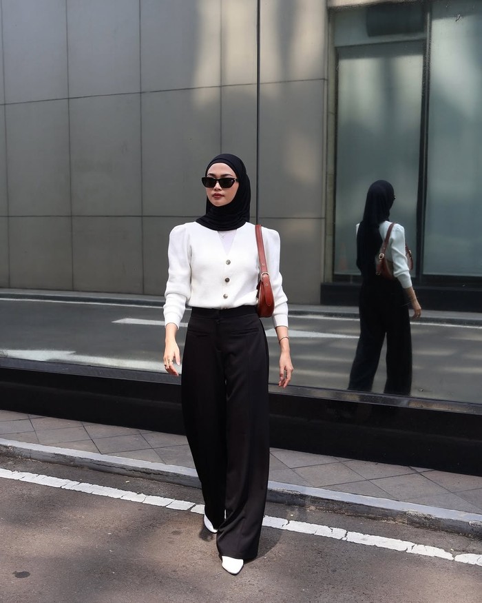 Fashion item cardigan jika dipadukan dengan wide leg pants berhasil bikin office look jadi makin stylish sekaligus cocok buat outfit untuk buka puasa bareng./ Foto: instagram.com/ratuanditya