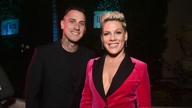 Pink membantah rumor yang menyebut dirinya berpisah dengan suaminya selama 20 tahun terakhir, Carey Hart.