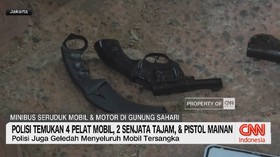 VIDEO: Polisi Temukan 4 Pelat Mobil, 2 Senjata Tajam, & Pistol mainan