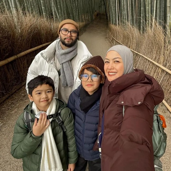 <p>Bunda tentu sudah tidak asing dengan nama artis Revalina S Temat. Pemain sinetron <em>Bawang Mewah Bawang Putih</em> ini diketahui menikah dengan Rendy Aditya Gunawan pada 15 Maret 2015. Dari pernikahannya, Revalina sudah memiliki dua anak laki-laki. (Foto: Instagram @vatemat)</p>