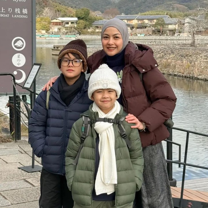 <p>Putra pertamanya, Rihga Sadiwasakti Rabbani, lahir pada 17 Januari 2016 dan kini genap berusia sepuluh tahun, Bunda. Sementara itu, si bungsu, Rajendra Satya Razzani, lahir pada 11 Januari 2019 dan kini sudah berusia tujuh tahun. (Foto: Instagram @vatemat)</p>