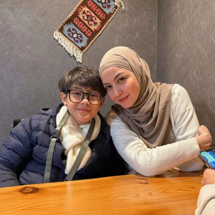 <p>Si sulung Rihga selalu berhasil mencuri perhatian publik. Bagaimana tidak, ia kini sudah beranjak ABG dan kerap dipuji tampan oleh netizen. Sebagai Bunda, Revalina kerap membagikan potret sang putra lewat Instagram-nya. (Foto: Instagram @vatemat)</p>