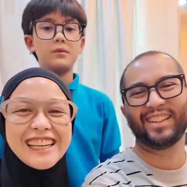 <p>Salah satunya datang dari akun Instagram <em>@cel****</em> yang mengatakan, "Anak sulung ganteng banget,". "MasyaAllah Tabarakallah ganteng banget anak pertamanya," tulis akun <em>@pia****</em>. "Anak pertamanya <em>vibes</em>-nya <em>cool</em> cakep adem banget liatnya," tambah <em>@kha****</em>. (Foto: Instagram @vatemat)</p>