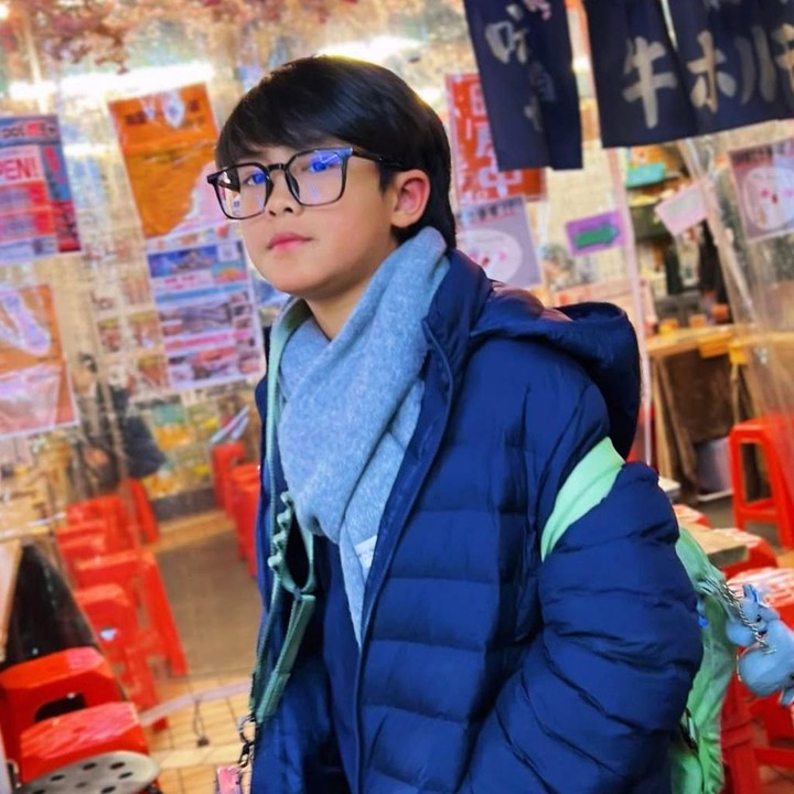 <p>Enggak cuma parasnya yang tampan, gaya berpakaian Rihga juga selalu terlihat <em>stylish</em>, Bunda. Melihat dari salah satu foto, ia tampil mengenakan jaket musim dingin saat berlibur ke Jepang. Penampilan Rihga tampak semakin keren dengan tambahan aksesori kacamata. (Foto: Instagram @vatemat)</p>