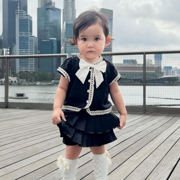 <p>Sejak awal kehadirannya, Kimova sudah punya banyak penggemar lho, Bunda. Cucu Memes dan Addie MS ini selalu tampil ceria setiap kali potretnya dibagikan lewat Instagram. (Foto: Instagram @kimovadashaaprilio)</p>