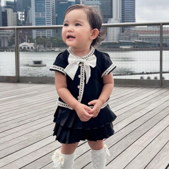 <p>Meski masih balita, Kimova selalu tampil menggemaskan dengan OOTD yang <em>fashionable</em>, Bunda. Dalam salah satu potretnya, ia terlihat super <em>cute</em> mengenakan atasan hitam berkerah pita yang dipadukan dengan rok mini hitam. Penampilannya semakin manis dengan sepatu senada dan kaus kaki panjang. (Foto: Instagram @kimovadashaaprilio)</p>