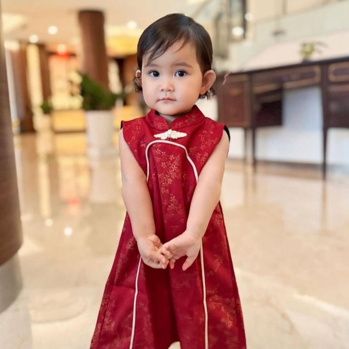 <p>Dalam unggahan lainnya, Kimova tampak cantik mengenakan baju tradisional China saat merayakan Imlek 2026. Ia berpose menggemaskan dengan kedua tangan di depan sambil menampilkan senyum tipis yang manis. Potret ini langsung membuat netizen membanjiri kolom komentar di akun Instagram <em>@kimovadashaaprilio.</em> "Gemas banget <em>Baby</em> Kimova," kata <em>@jul****.</em> "Cantiknya princess Kimova," tutur<em> @agn****.</em> "<em>Baby</em> cantik auranya ceria terus, sehat-sehat ya sayang," tambah<em> @rug****.</em> (Foto: Instagram @kimovadashaaprilio)</p>