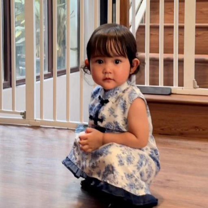 <p>Benar-benar gemas total! Putri Kevin Aprilio ini tampaknya sudah lihai menentukan posenya nih, Bunda. Dalam potret ini, Kimova tampil menggemaskan dengan gaya jongkok mengenakan gaun terusan biru dan putih dengan motif bunga yang manis. (Foto: Instagram @kimovadashaaprilio)</p>