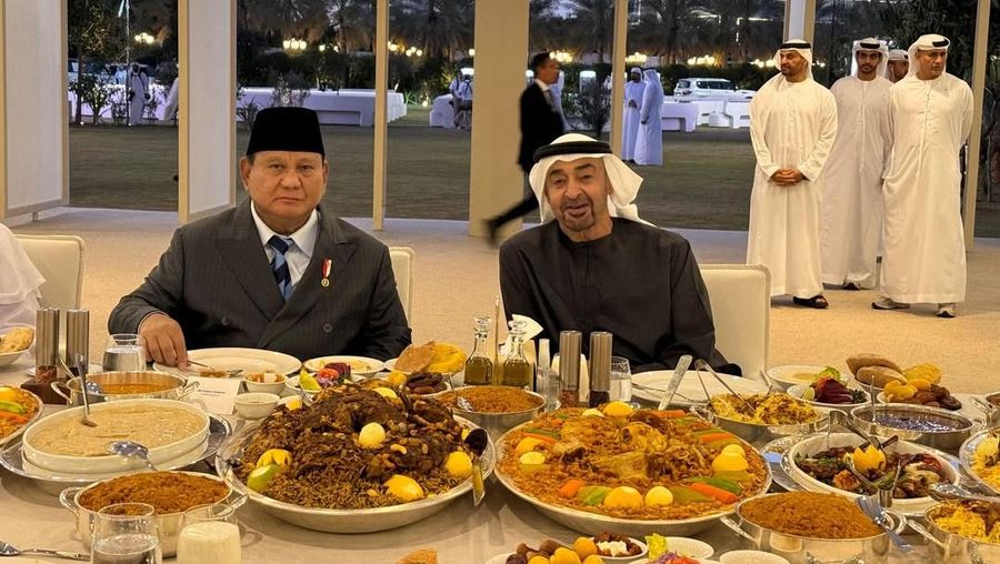 Presiden Uni Emirat Arab Sheikh Mohamed bin Zayed Al Nahyan bertemu dengan Presiden Prabowo Subianto di Abu Dhabi, Uni Emirat Arab, Kamis (26/2/2026). (UAE Presidential Court/Handout via REUTERS)