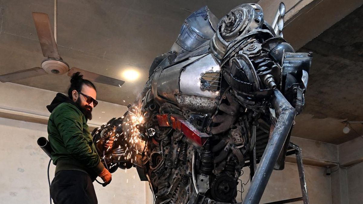FOTO: Merakit Optimus Prime dari Barang-barang Bekas di Pakistan