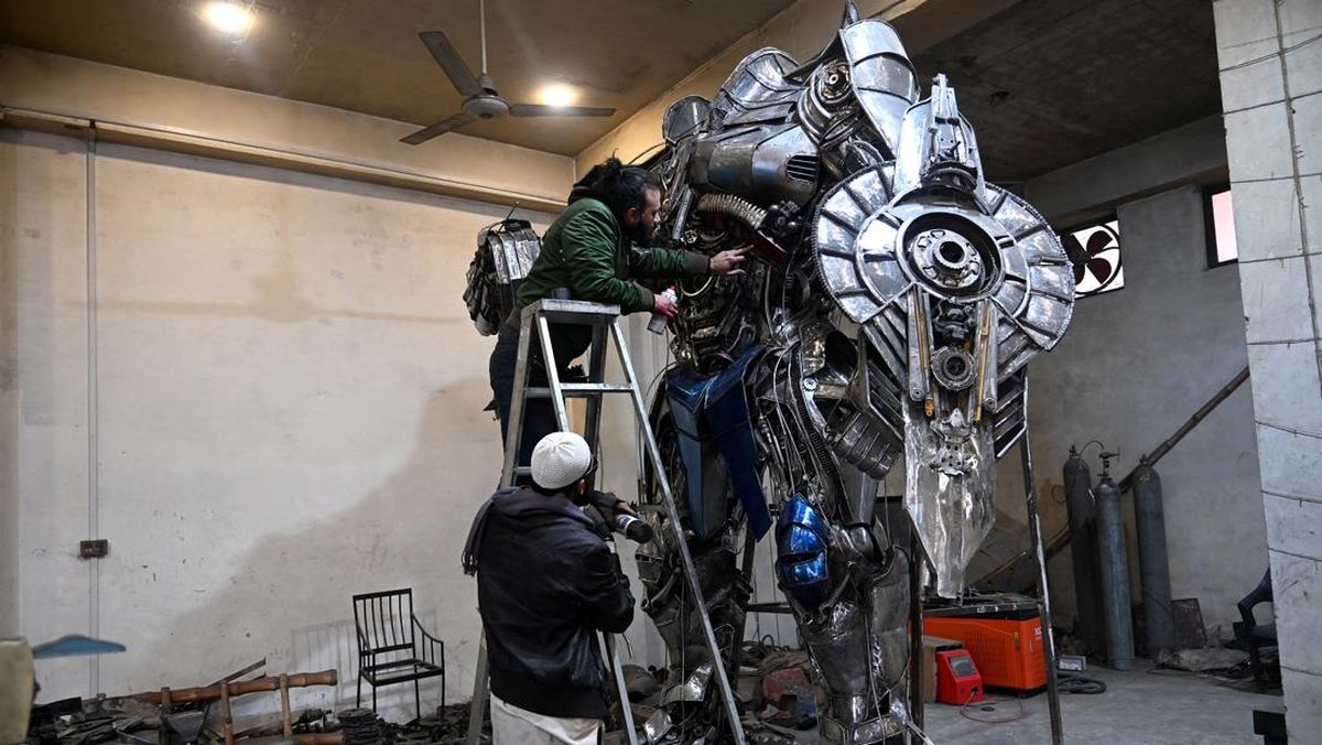 FOTO: Merakit Optimus Prime dari Barang-barang Bekas di Pakistan
