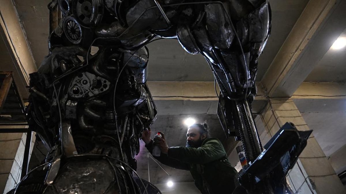 FOTO: Merakit Optimus Prime dari Barang-barang Bekas di Pakistan