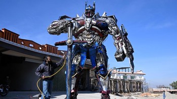 FOTO: Merakit Optimus Prime dari Barang-barang Bekas di Pakistan