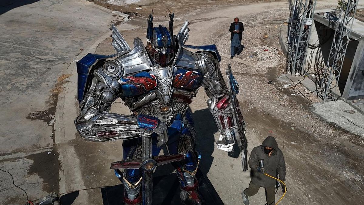 FOTO: Merakit Optimus Prime dari Barang-barang Bekas di Pakistan