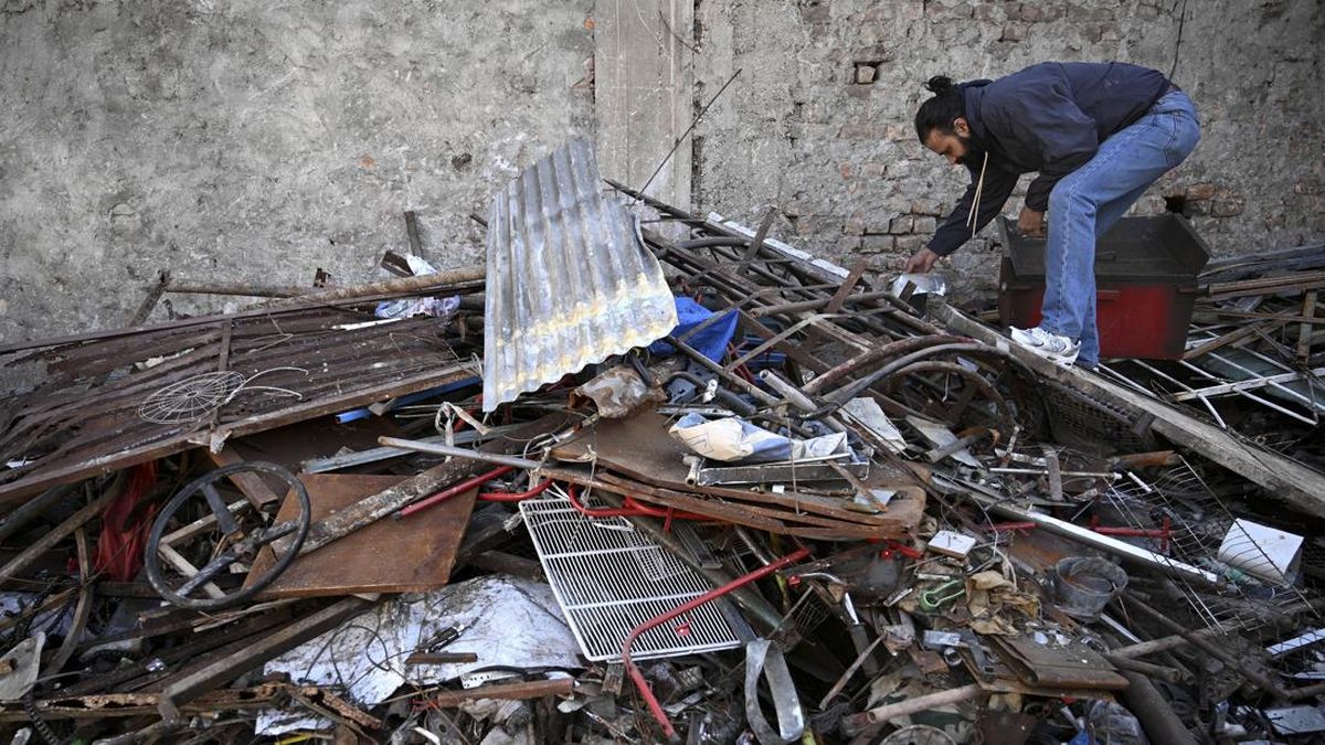 FOTO: Merakit Optimus Prime dari Barang-barang Bekas di Pakistan