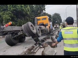Truk Trailer Tabrak Separator Busway di Jakbar, Lalin Sempat Macet