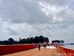 Ratusan Lampion-Jembatan Tongkang untuk ke Pulau Kemaro Sudah Dipasang