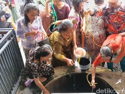 Tradisi Mandi Grujug di Sumur Pengantin Indramayu Saat Jumat Kliwon