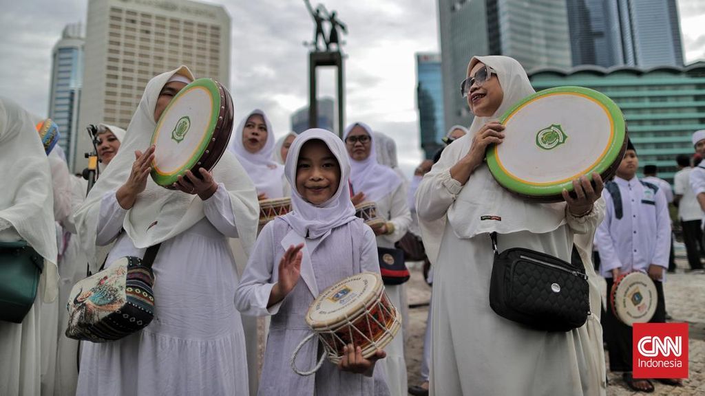 FOTO: Semarak Ngabuburit Rebana Kolosal di Bundaran HI