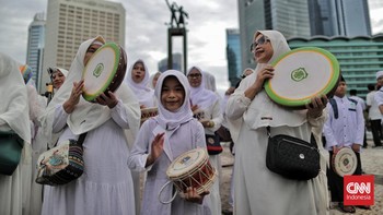 FOTO: Semarak Ngabuburit Rebana Kolosal di Bundaran HI