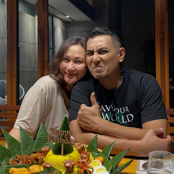 <p>Meski sederhana, perayaan ulang tahun sang penyanyi kali ini tampaknya lebih spesial karena nasi kuning tersebut adalah buatan sang istri. &ldquo;Semoga sahurnya happy ya disambut dengan nasi kuning buatan sendiri hihihi&hellip;<em>Love U Pap</em>,&rdquo; ujar Sabria. Postingan itu pun mendapat balasan dari Rio lewat kolom komentar. Ia menyampaikan terima kasih yang dilengkapi kata-kata romantis. &ldquo;Ahaaaaaaaa ini dia orangnya yg ngasi saya nasi tumpeng semalem,,, heheeyyyy,, terimakasih istriku tercinta untuk semua yg kamu berikan untuk kehidupan ini&hellip; <em>ilovee youuu,</em>&rdquo; tulis Rio. (Foto: Instagram @sabriakono)</p>