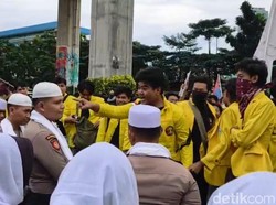 Momen Mahasiswa UI Demo Tunjuk-tunjuk Polisi di Depan Mabes Polri