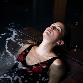 Tren Mandi dalam Gelap, Cara Relaksasi yang Diklaim Bikin Tidur Lebih Nyenyak