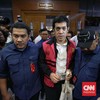 Terdakwa kasus dugaan korupsi tata kelola minyak mentah dan produk kilang, Muhamad Kerry Adrianto Riza memasuki ruang sidang untuk mendengarkan pembacaan putusan di Pengadilan Tipikor, Jakarta, Kamis (26/2/2026). (CNN Indonesia/Adi Ibrahim)