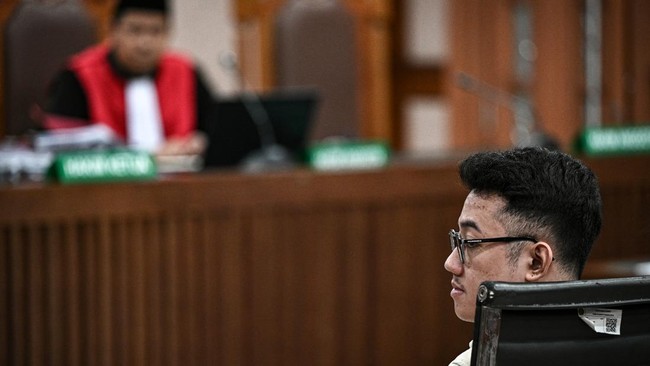 Delpedro Marhaen membacakan pledoi di PN Jakarta Pusat, mengaitkan kisah Nabi Sulaiman untuk menekankan pentingnya kebijaksanaan dalam mencari keadilan.