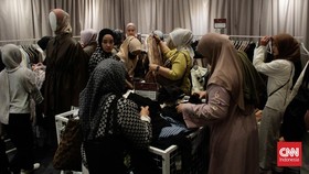FOTO: Berburu Busana Muslim di Bazar Saat Ramadan