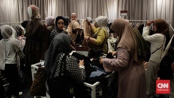 FOTO: Berburu Busana Muslim di Bazar Saat Ramadan