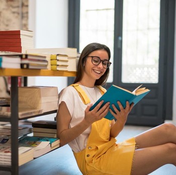 3 Ciri Kepribadian Orang yang Sering Nongkrong Lama di Toko Buku Meski Tak Beli Apa-Apa