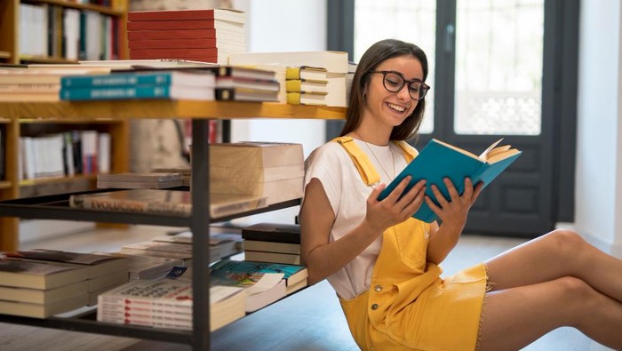 3 Ciri Kepribadian Orang yang Sering Nongkrong Lama di Toko Buku Meski Tak Beli Apa-Apa