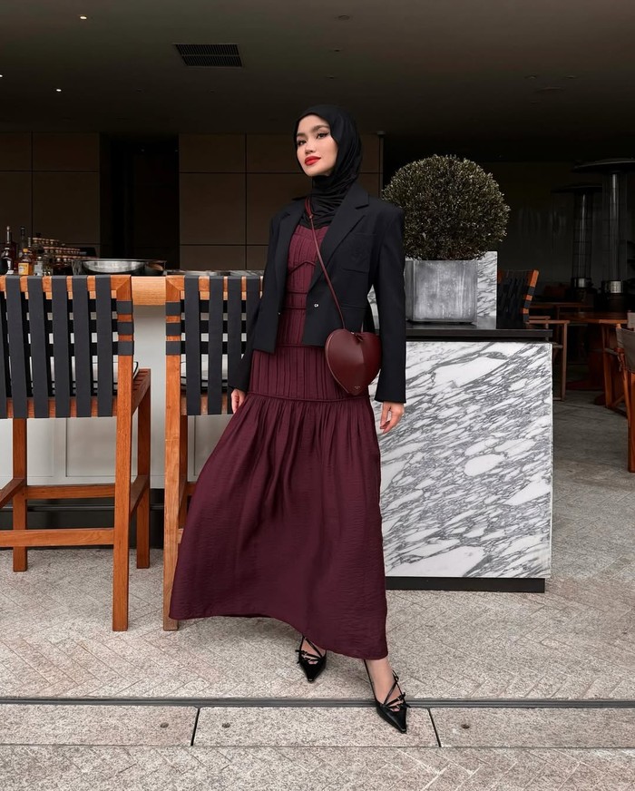 Outfit Sashfir dengan maxi dress dan blazer ini bisa bikin outfit ke kantor dan bukber kamu jadi semakin elegan./ Foto: Instagram.com/sashfir