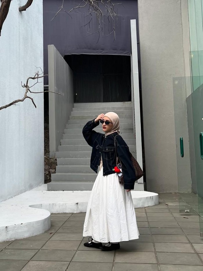 Outfit Rafa Dhafina berupa jaket jeans dan rok warna putih ini cocok buat outfit ke kantor sekaligus bukber, cocok buat kamu yang ingin tampil simpel tanpa ribet./Foto: Instagram.com/rafa_dhafina