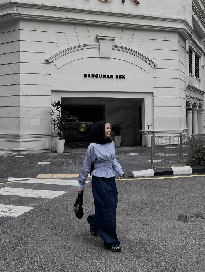 Tampil unik buat ngantor dan bukber dengan wrinkle blouse dan celana cargo denim ala Helmi Nursifah/ Foto: Instagram.com/helminursifah