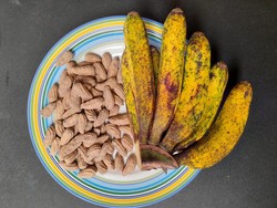 Tradisi Makan Pisang-Kacang di Serambi Madinah