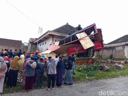 Truk Tronton Tabrak 3 Rumah di Jalan Kopeng-Magelang